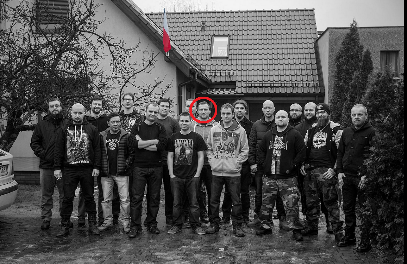 Gruppenfoto des Teams von Destructive Creations in Gliwice vor dem Firmensitz im Jahr 2016. Das Gesicht eines Mannes in der Mitte (Marcin Kaźmierczak, 2014-2020 VfX Artist bei DC) ist durch einen roten Kreis markiert.