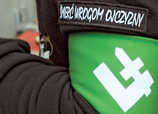 Ein Screenshot aus W Pół Drogi Nr. 2 (o.D.) mit der Abbildung der grünen ONR-Armbinde und dem ONR-Slogan „Tod den Feinden des Vaterlands“.