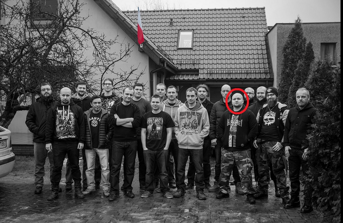 Gruppenfoto des Teams von Destructive Creations in Gliwice vor dem Firmensitz im Jahr 2016. Das Gesicht eines Mannes rechts in der Gruppe (Jarosław Zieliński, CEO von DC) ist durch einen roten Kreis markiert.