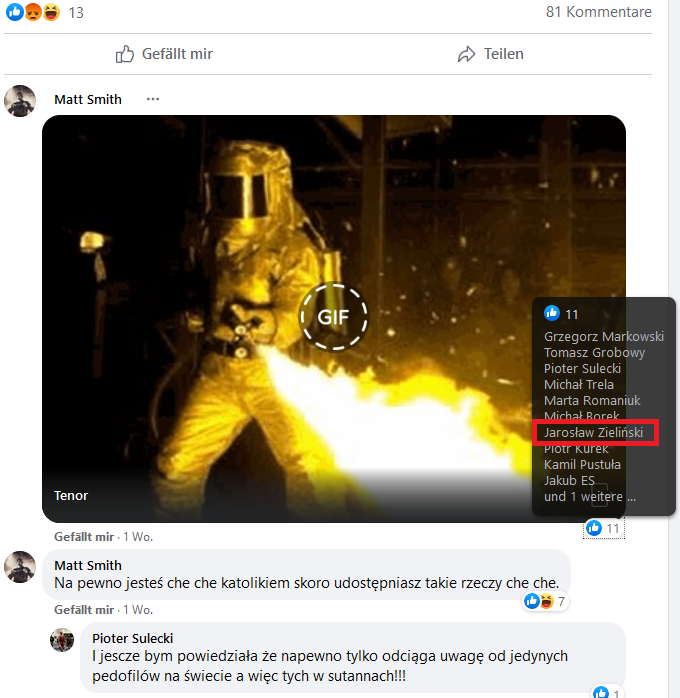 Screenshot eines Kommentars als Antwort auf einen LGBTQ+-feindlichen Post, den Jarosław Zieliński auf seinem Facebook-Profil geteilt hat. In dem Kommentar antwortet enger Vertrauter Zieliński mit dem Username "Matt Smith" auf den Post mit einem Flammenwerfer-Gif. Der Kommentar ist sowohl von Zieliński selbst als auch einem weiteren DC-Mitarbeiter (Jakub Stychno unter dem Username "Jakub ES") mit "Gefällt mir" markiert worden. Zielińskis Like ist zusätzlich durch einen roten Rahmen noch einmal auf dem Screenshot markiert worden.