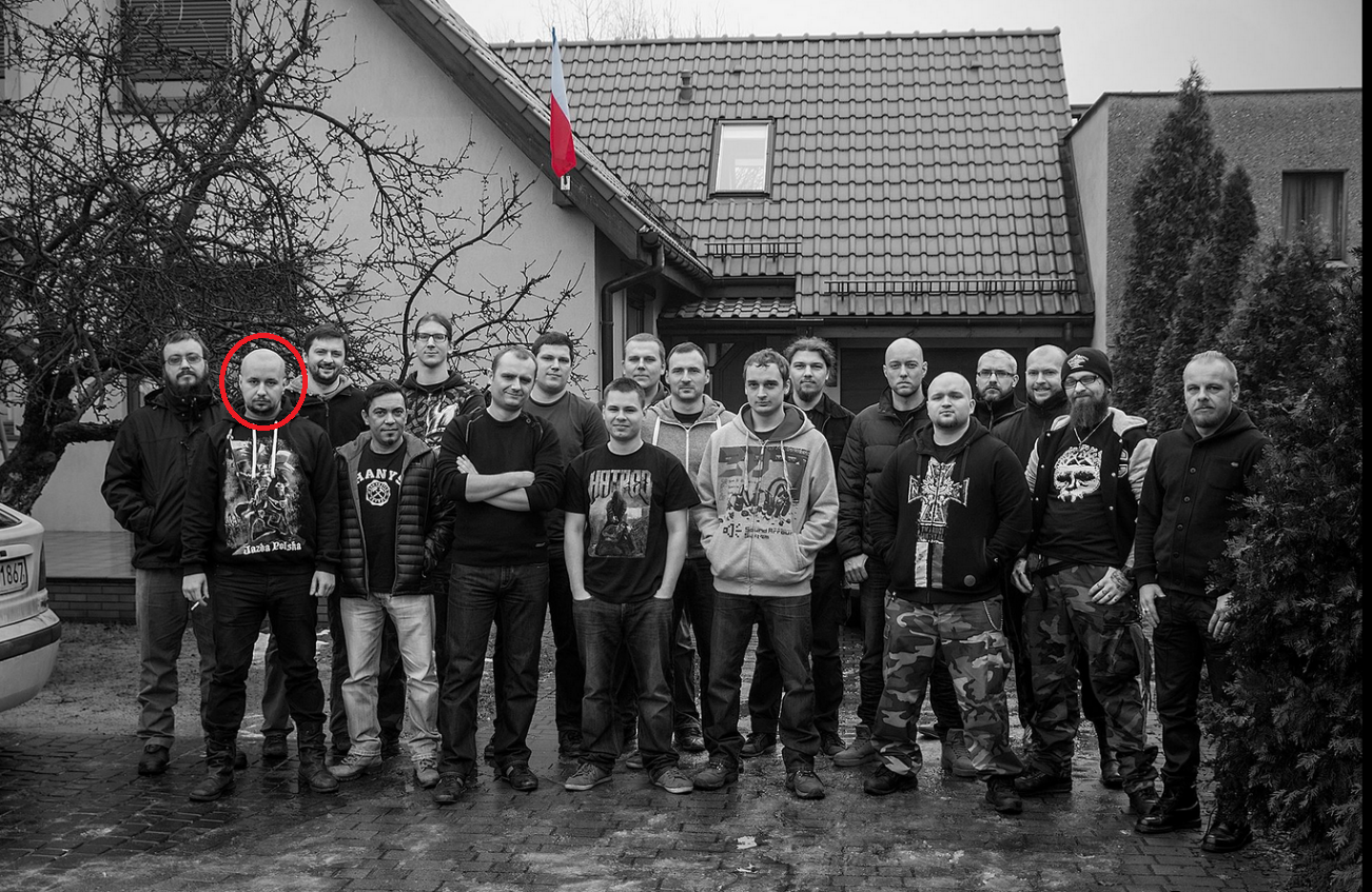 Gruppenfoto des Teams von Destructive Creations in Gliwice vor dem Firmensitz im Jahr 2016. Das Gesicht eines Mannes links in der Gruppe (Kamil Boczkowski, 3D-Artist bei DC) ist durch einen roten Kreis markiert.