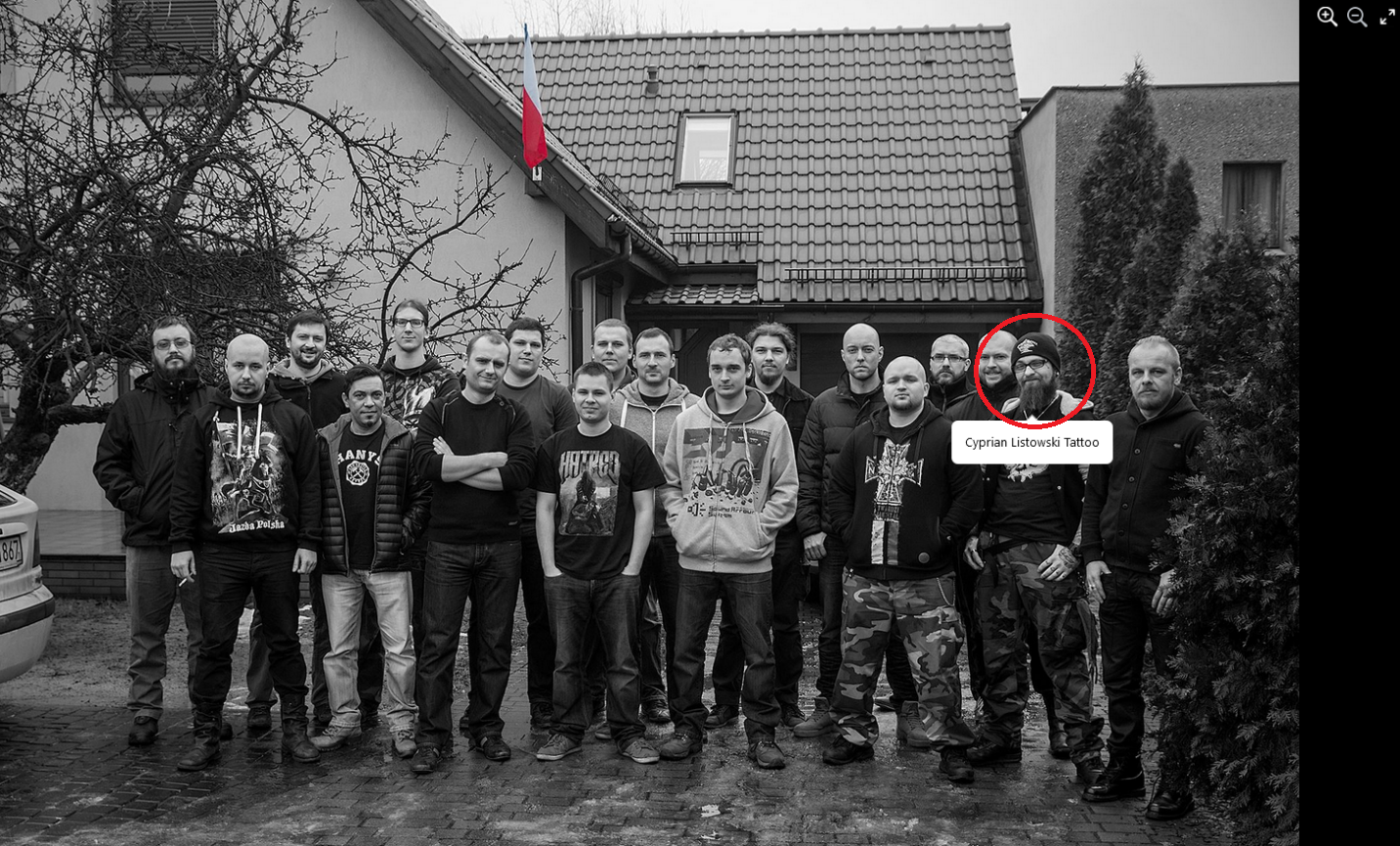 Gruppenfoto des Teams von Destructive Creations in Gliwice vor dem Firmensitz im Jahr 2016. Das Gesicht eines Mannes rechts in der Gruppe (Cyprian Listowski) ist durch einen roten Kreis markiert.